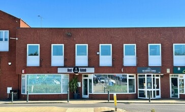 Steppingley Rd, Flitwick to rent Building Photo- Image 1 of 8