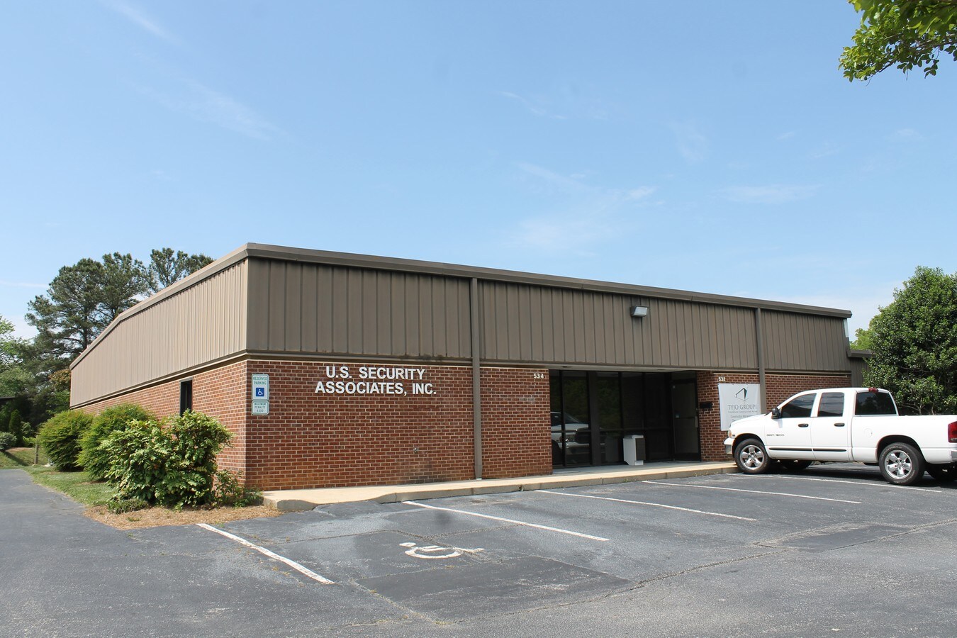 526534 Pylon Dr, Raleigh 27606 UK