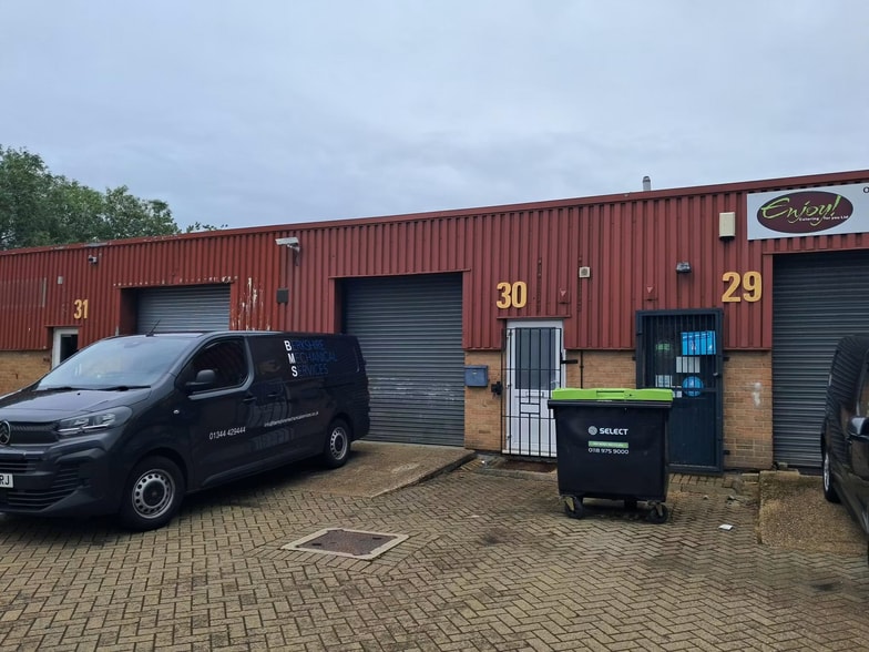 Longshot Ln, Bracknell to rent - Building Photo - Image 1 of 5