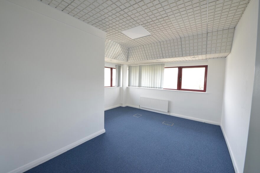 Dwight Rd, Watford to rent - Building Photo - Image 2 of 8