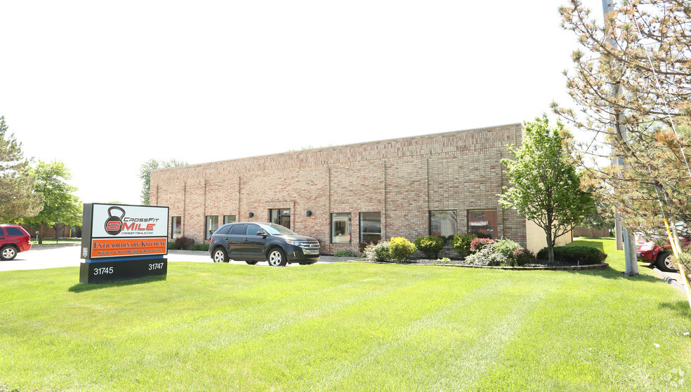 31745-31747 8 Mile Rd, Livonia, MI for rent - Building Photo - Image 3 of 7