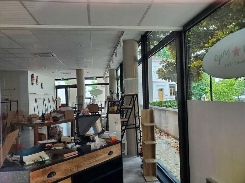 Office in Genas to rent - Building Photo - Image 2 of 6