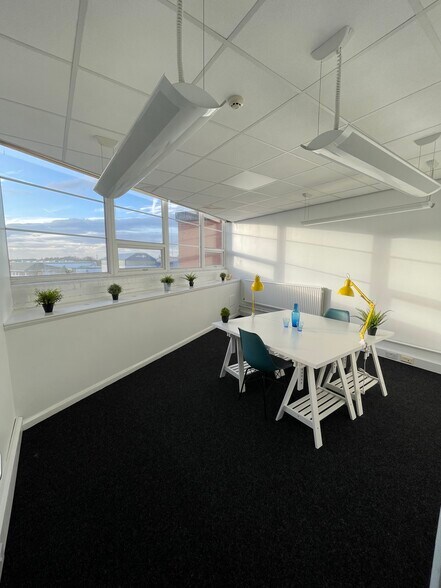 Atlantic St, Altrincham to rent - Interior Photo - Image 2 of 31