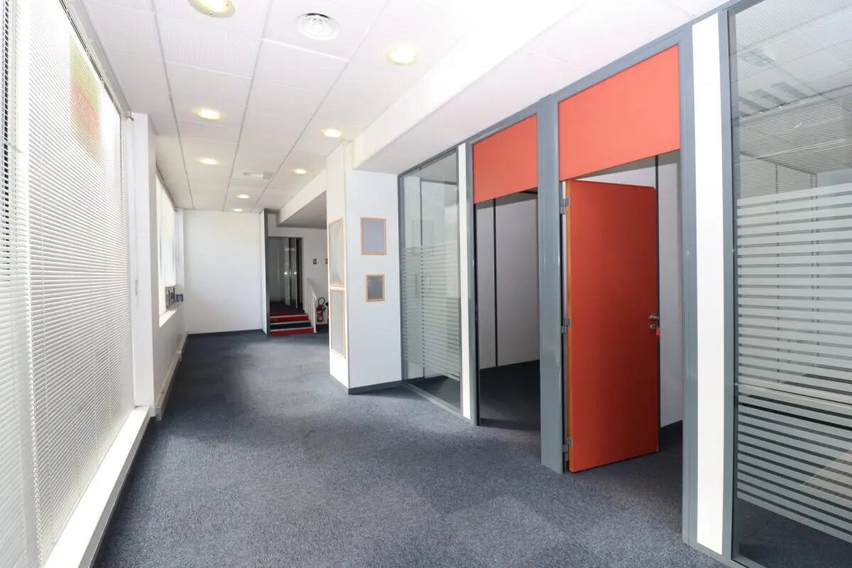Office in Palaiseau to rent Interior Photo- Image 1 of 9