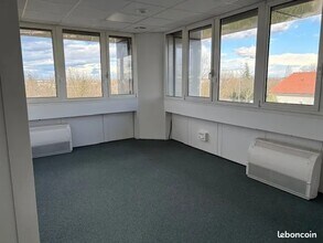 Office in Bron to rent Interior Photo- Image 2 of 8