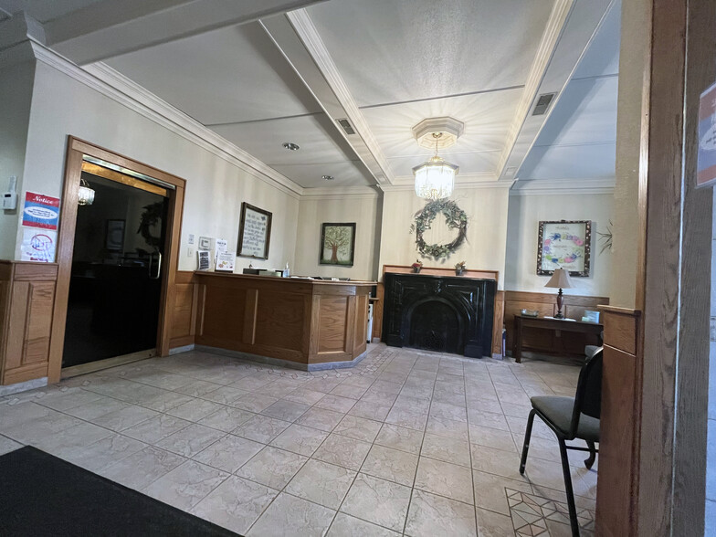 210 S Centre St, Pottsville, PA for sale - Interior Photo - Image 2 of 14