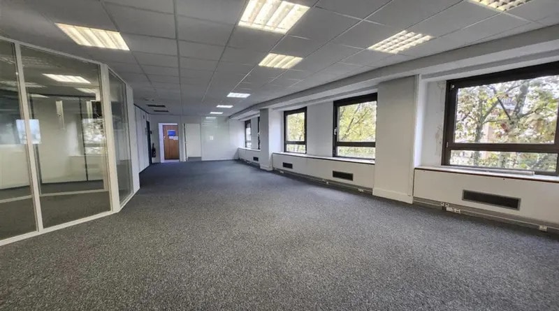 Office in La Garenne-Colombes to rent - Interior Photo - Image 3 of 3