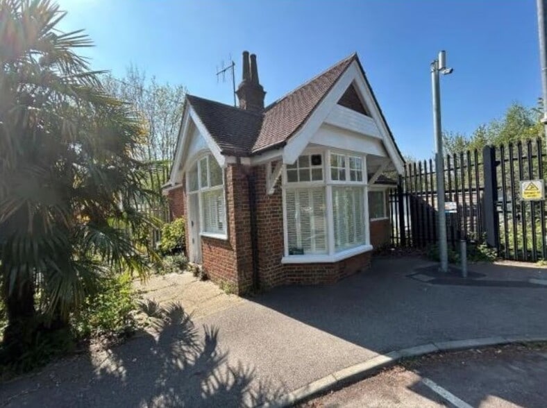 Station Approach, Woldingham to rent - Primary Photo - Image 1 of 1