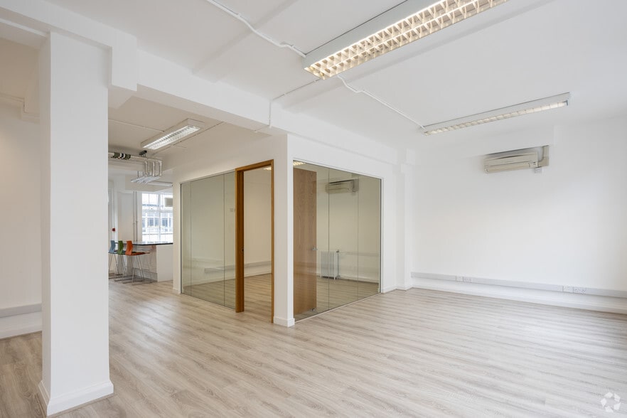 19 Margaret St, London to rent - Interior Photo - Image 3 of 9