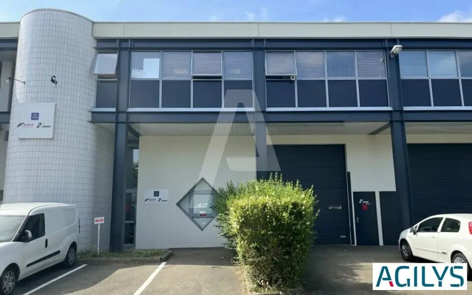 Light Industrial in Élancourt to rent - Building Photo - Image 2 of 9