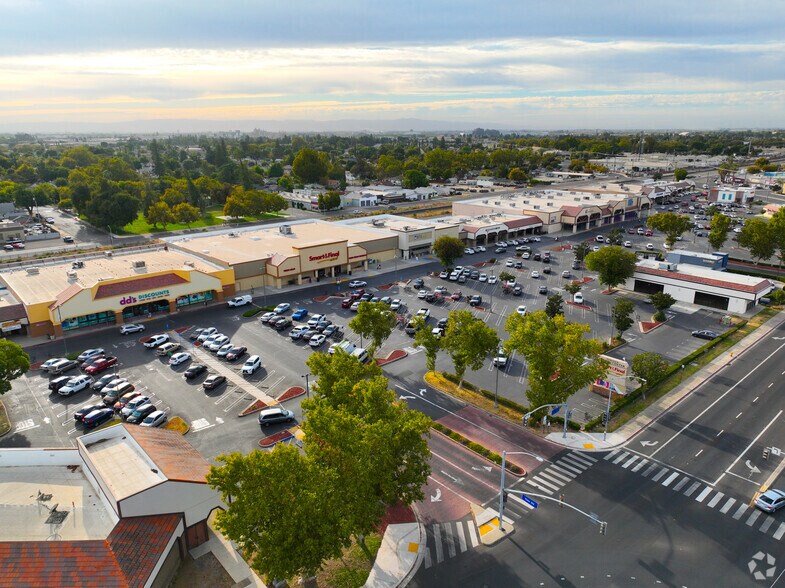 Turlock Town Center portfolio of 7 properties for sale on LoopNet.co.uk - Aerial - Image 1 of 24