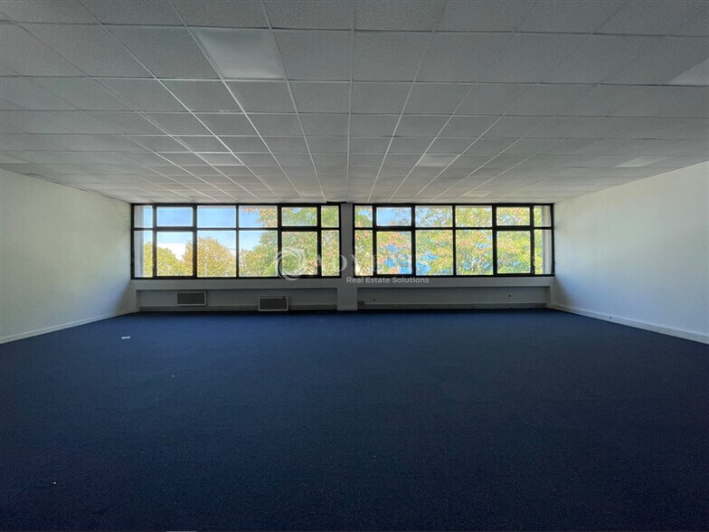 Office in Villejuif to rent - Interior Photo - Image 3 of 11