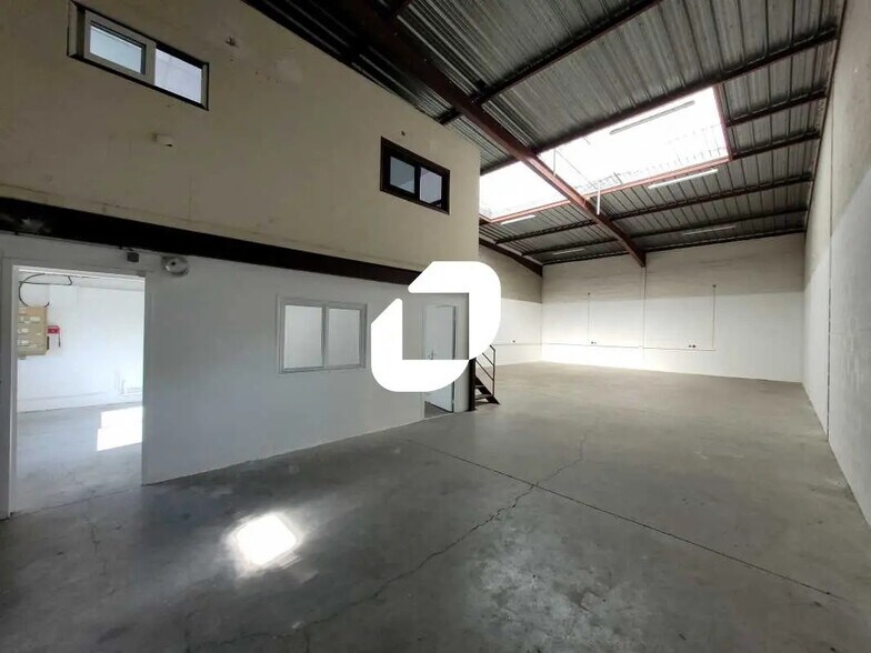 Light Industrial in Lisses to rent - Interior Photo - Image 3 of 12