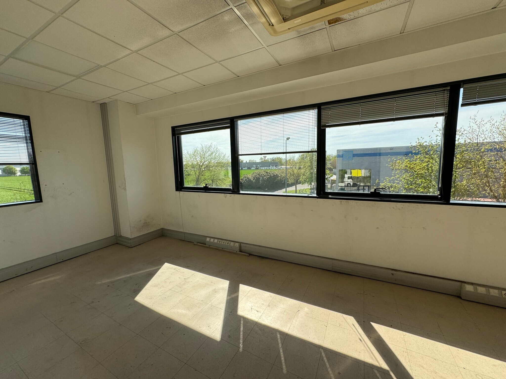 Light Industrial in Taverny to rent Interior Photo- Image 1 of 20