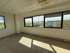 Light Industrial in Taverny to rent Interior Photo- Image 1 of 20
