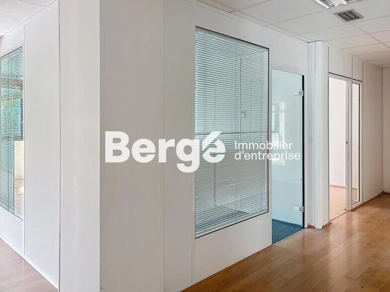 Office in Valbonne to rent - Interior Photo - Image 2 of 8