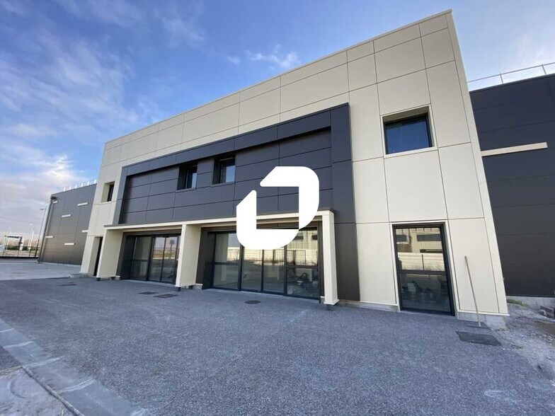 Light Industrial in Le Mesnil-Amelot to rent - Building Photo - Image 2 of 11
