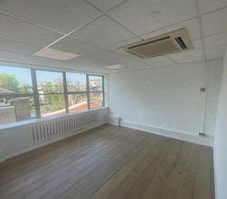 112A Warner Rd, London to rent Interior Photo- Image 2 of 3