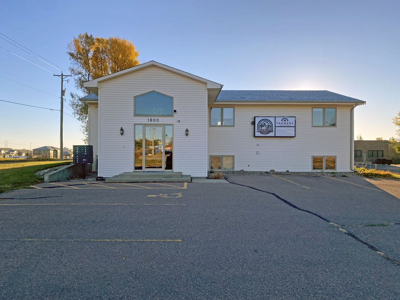 1800 S Alpine Ave, Sioux Falls, SD for rent - Building Photo - Image 1 of 2