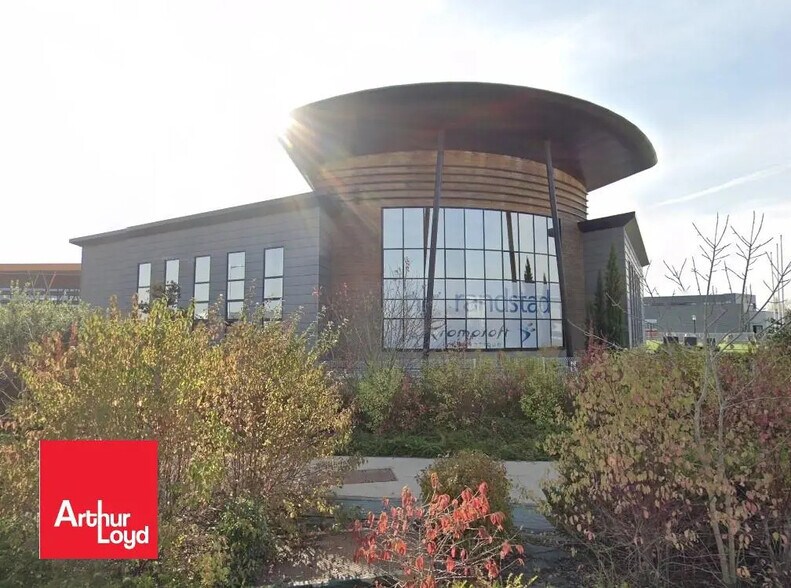 Office in Chartres to rent - Building Photo - Image 1 of 4