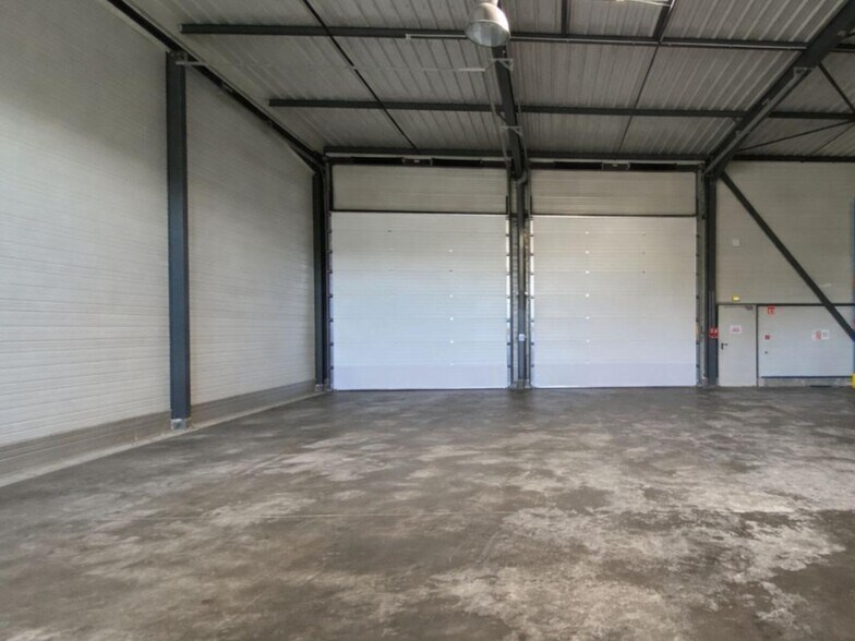Light Industrial in Saint-Laurent-d'Agny to rent - Interior Photo - Image 2 of 7