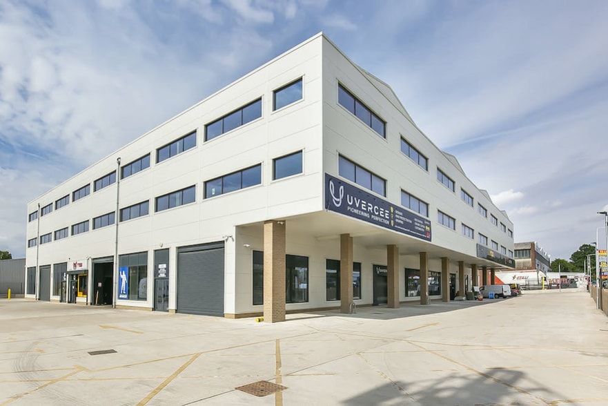 40-46 Fowler Rd, Ilford to rent - Building Photo - Image 3 of 4