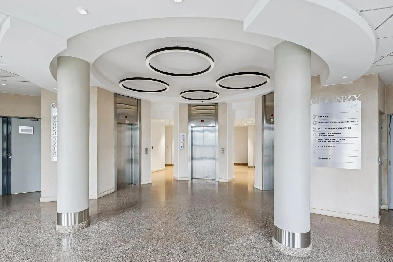 Office in Charenton-le-Pont to rent Building Photo- Image 1 of 6