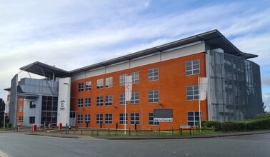 4 Barling Way, Nuneaton to rent Building Photo- Image 1 of 3