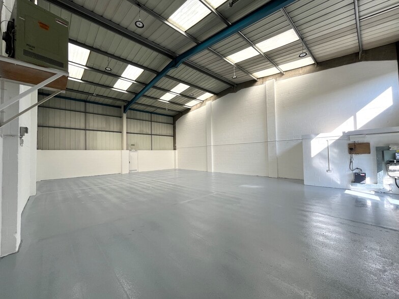 Primrose Hl, Kings Langley to rent - Interior Photo - Image 3 of 5