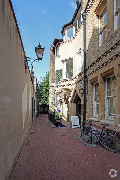 Cornmarket St and Frewin Court portfolio of 3 properties for sale on LoopNet.co.uk - Primary Photo - Image 3 of 3