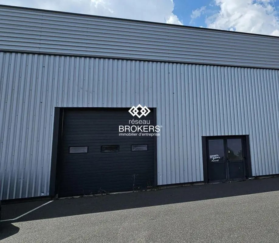 Location Entrepôt 210 m² - Photo 1