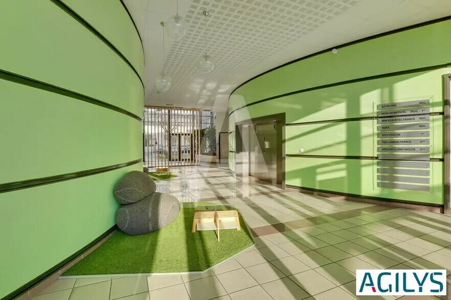 Light Industrial in Les Ulis to rent - Lobby - Image 2 of 5