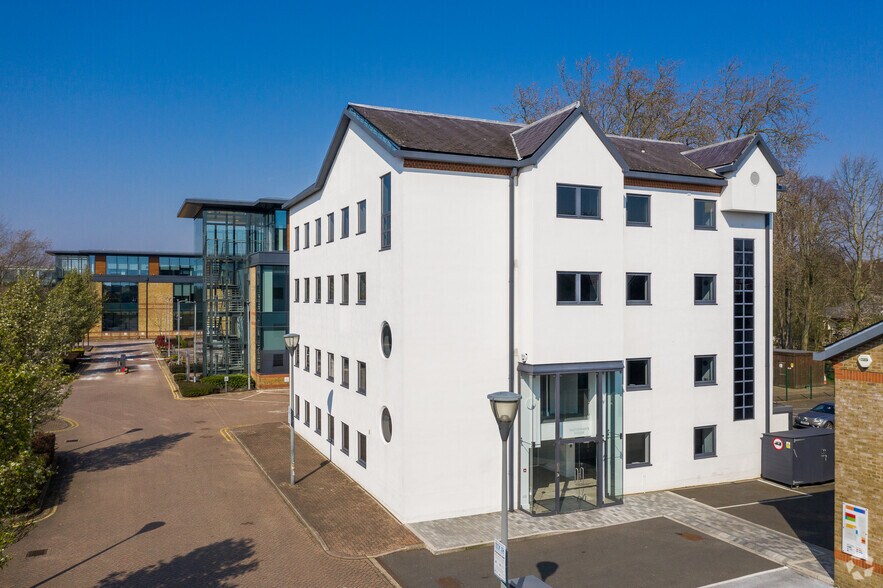 Kingsbury Cres, Staines to rent - Building Photo - Image 3 of 5