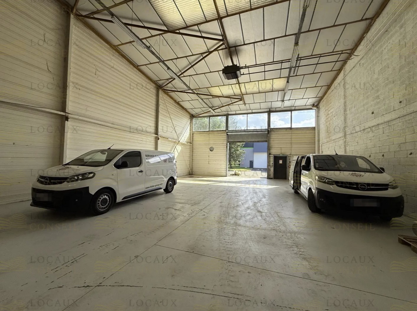 Light Industrial in Coignières to rent Interior Photo- Image 1 of 6