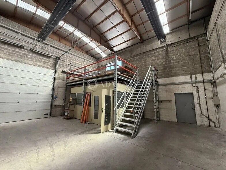 Light Industrial in Chassieu to rent - Interior Photo - Image 3 of 6