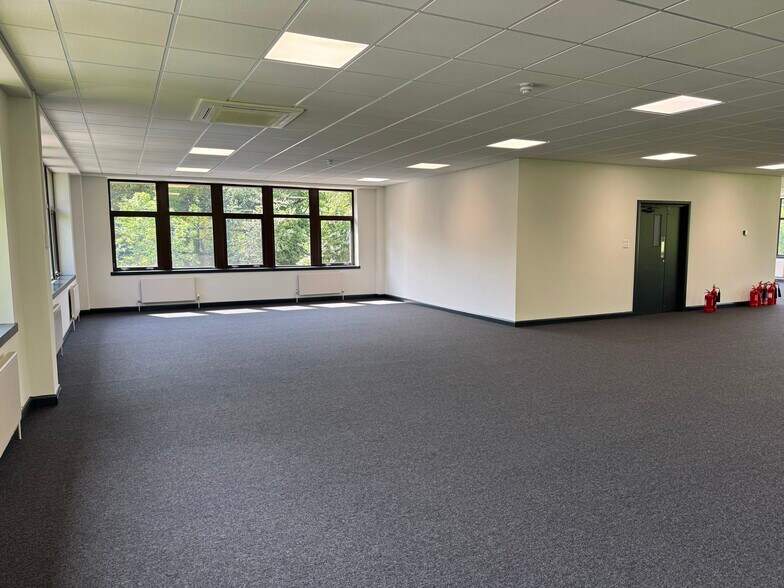 6 Rushmills, Northampton to rent - Building Photo - Image 3 of 4