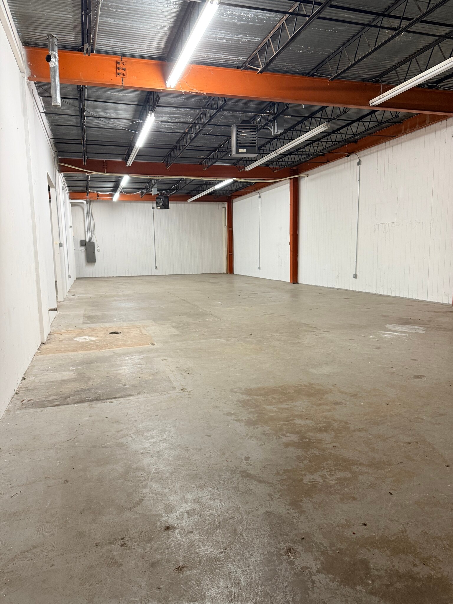 11820 Parklawn Dr, Rockville, MD to rent Interior Photo- Image 1 of 3