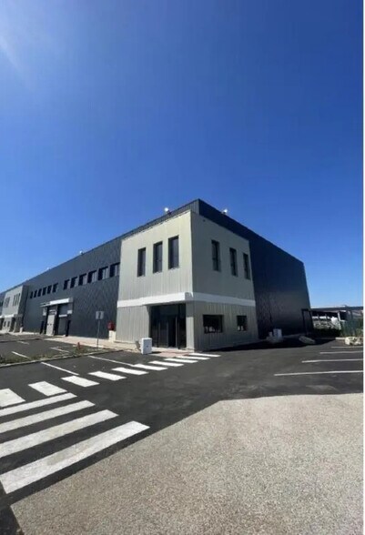 Light Industrial in Saint-Bonnet-de-Mure to rent - Building Photo - Image 3 of 28