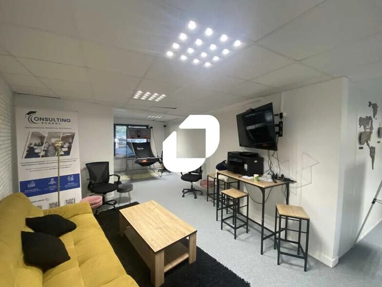 Office in Cergy to rent - Interior Photo - Image 2 of 9