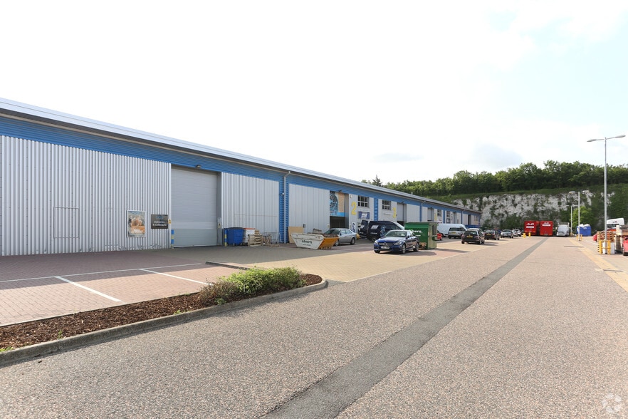 6 Motherwell Way, Grays to rent - Building Photo - Image 2 of 2