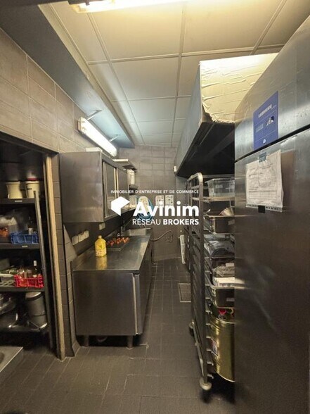 Retail in Paris to rent - Interior Photo - Image 2 of 4