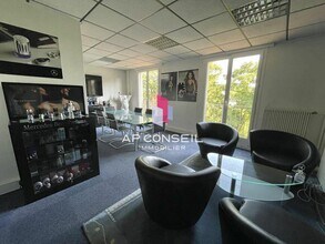 Office in Versailles to rent Interior Photo- Image 1 of 4