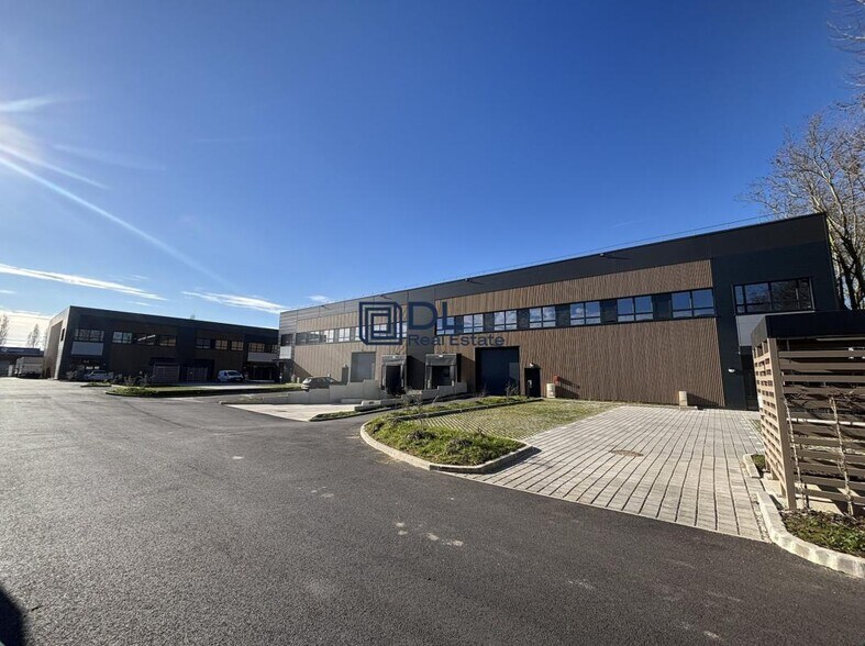 Industrial in Trappes to rent - Building Photo - Image 3 of 17