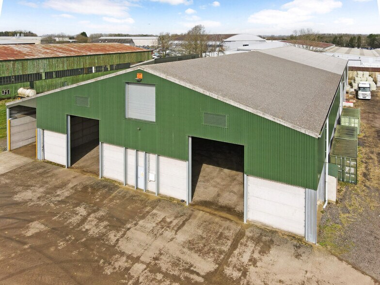 Airfield Industrial Park, Chipping Warden for rent - Building Photo - Image 1 of 1