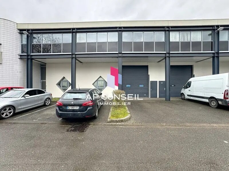 Light Industrial in Élancourt to rent Building Photo- Image 1 of 13