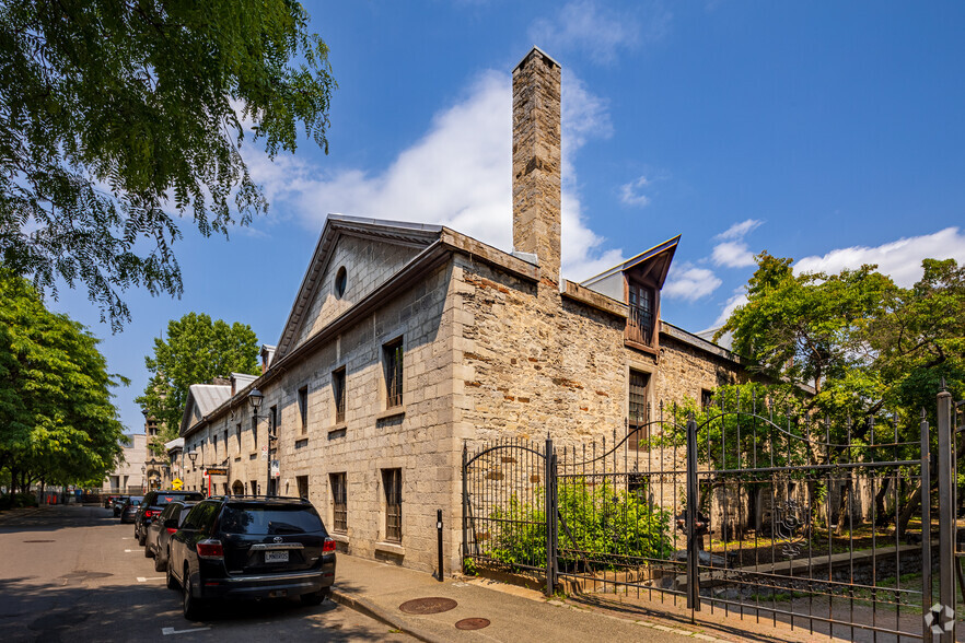 300 Pl D'youville, Montréal, QC for rent - Building Photo - Image 1 of 11