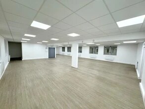 7 Rue Jean Mermoz, Versailles to rent Interior Photo- Image 2 of 4