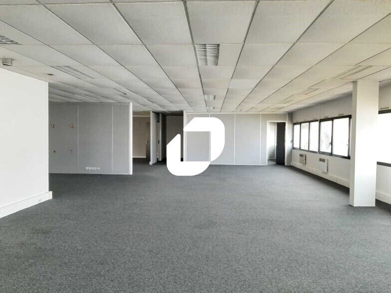 Light Industrial in Plaisir to rent - Interior Photo - Image 2 of 18