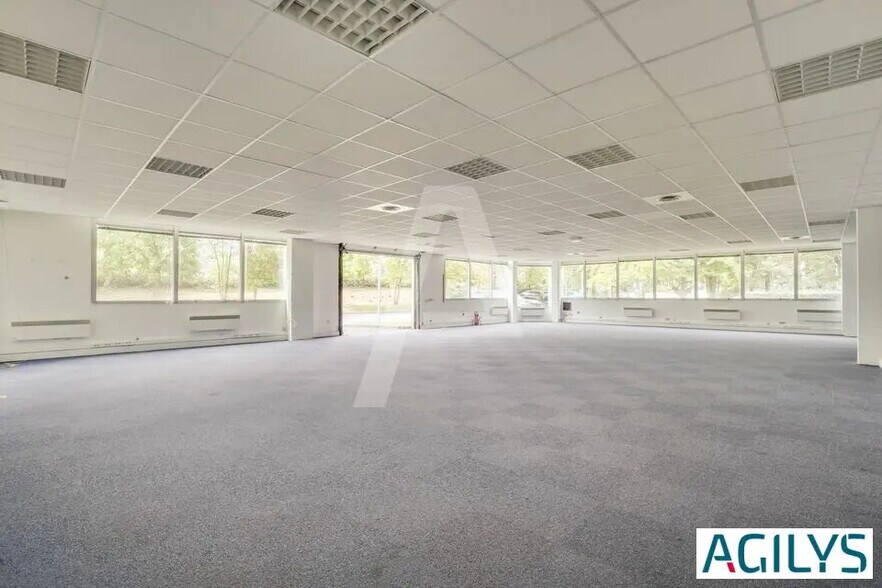 Light Industrial in Les Ulis to rent - Building Photo - Image 1 of 5