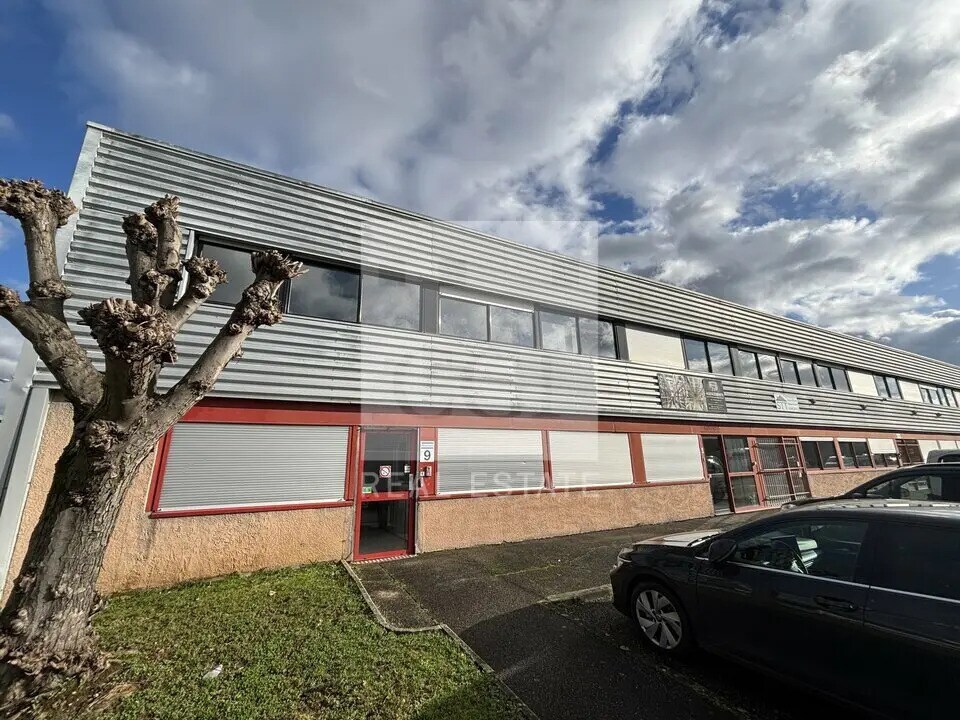 Light Industrial in Vaulx-en-Velin to rent Building Photo- Image 1 of 13